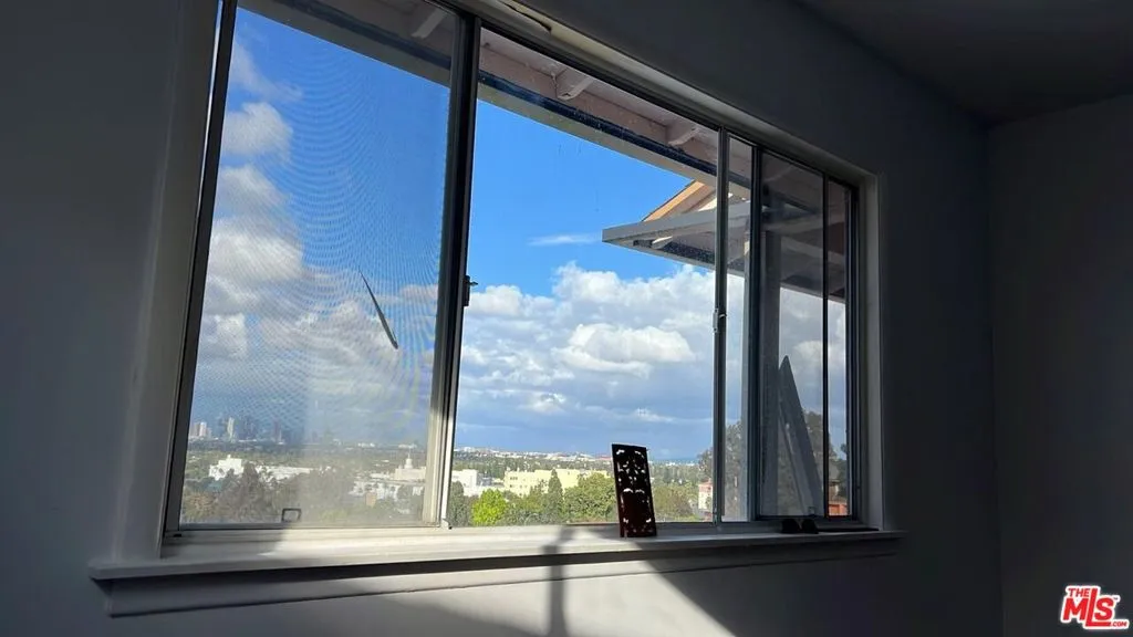 3921 Don Diablo Drive, Los Angeles, California 90008 home-pic-10